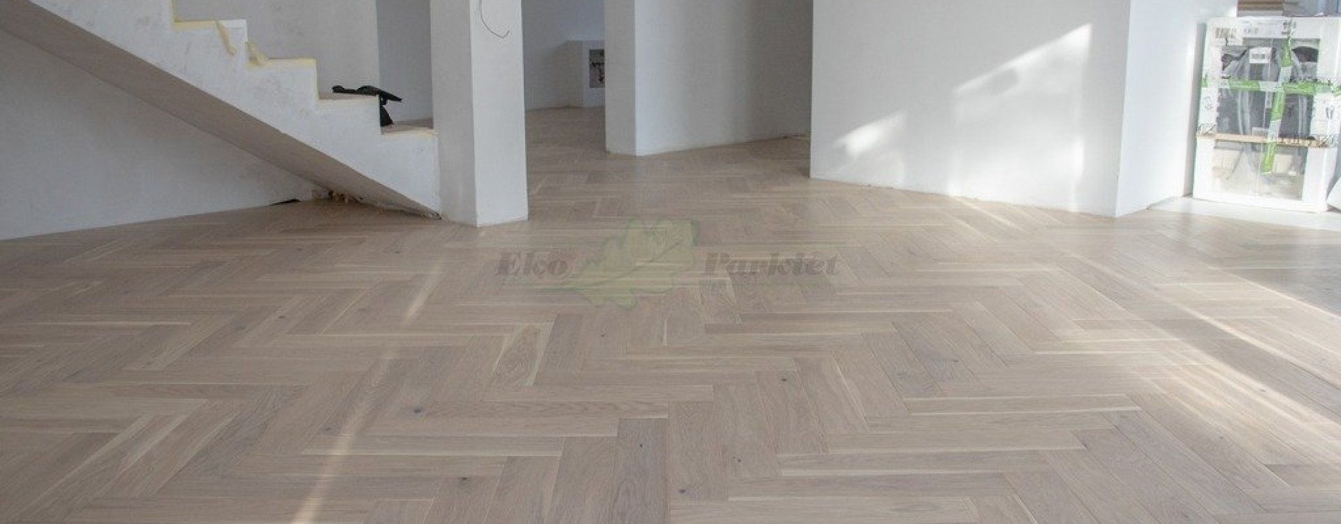 Parkiet Hajnówka: Dąb Gobi 'R’ – jodełka klasyczna